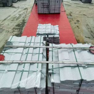 镇江 芝麻白仿形加直形路沿石出货日常