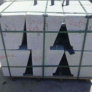 镇江 芝麻白异形坐凳，石凳