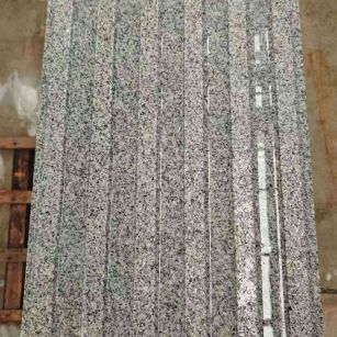 镇江 芝麻白花岗岩荔枝面雕刻盲道，盲条