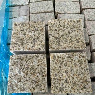 镇江 黄金麻花岗岩自然面小方块，弹石，马蹄石等