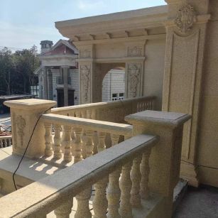 镇江 黄金麻别墅外墙干挂雕花配合阳台栏杆花瓶柱