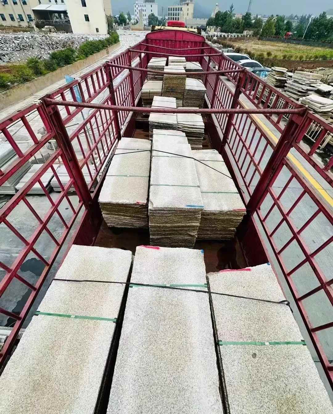 镇江 黄金麻花岗岩荔枝面，光面毛板装车完成