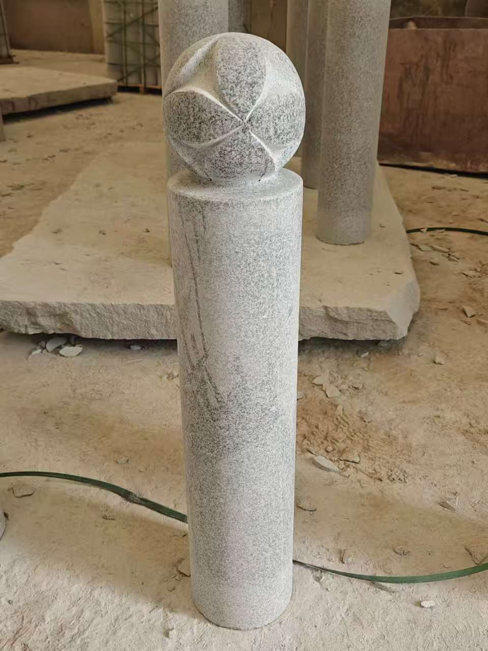 镇江 芝麻白花岗岩石材挡车石柱、停车柱、圆柱挡车柱、方柱挡车柱等