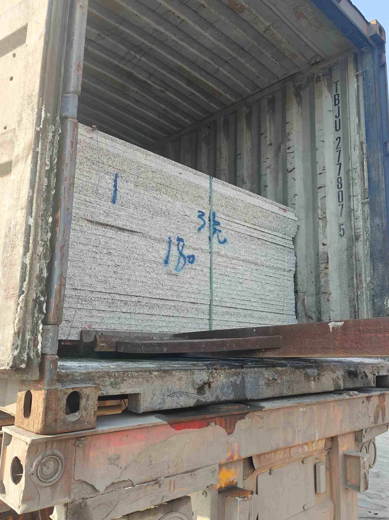 镇江 芝麻白花岗岩石材3.0公分光面毛板装柜出货