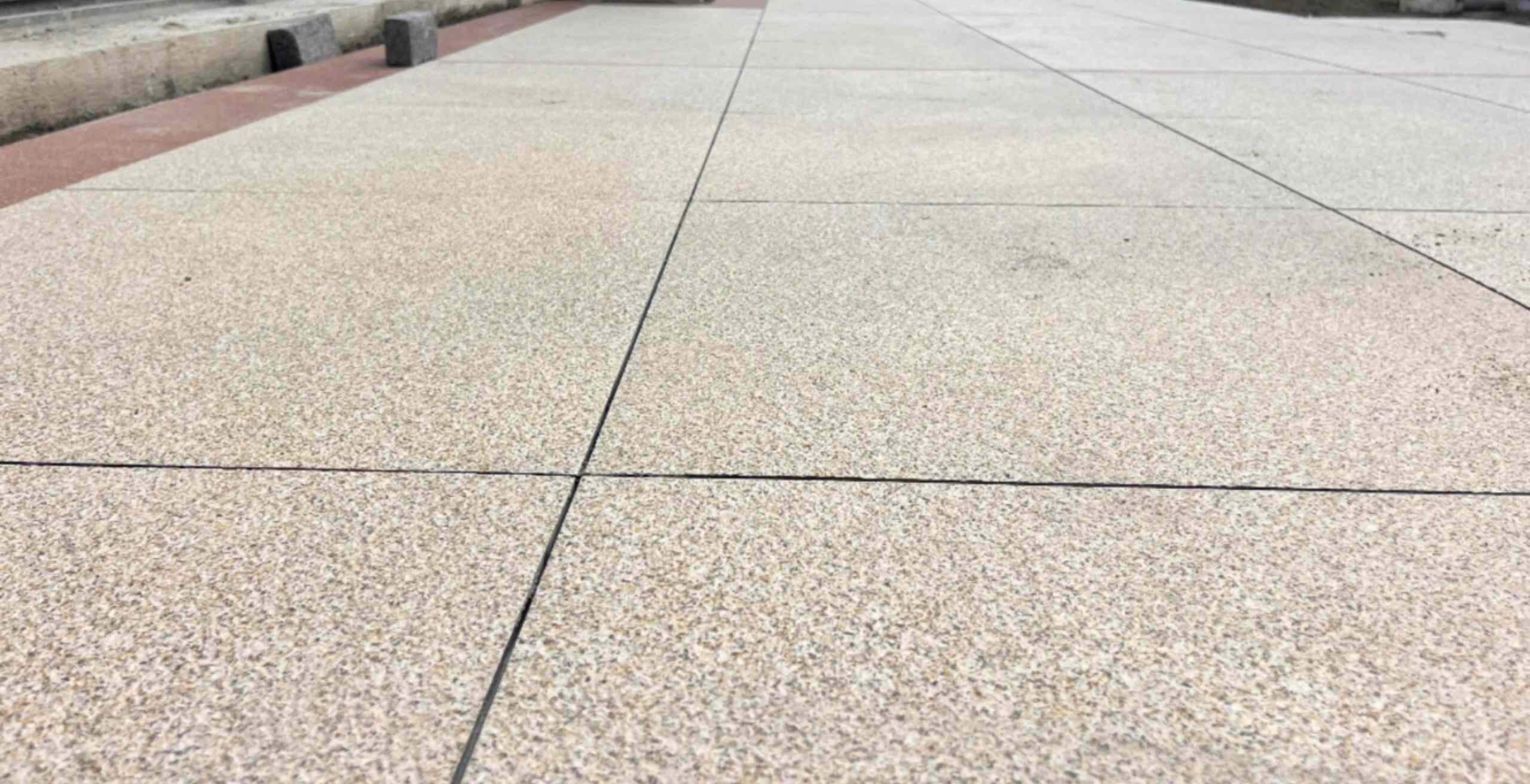 镇江 黄金麻花岗岩石板材荔枝面地面铺装效果