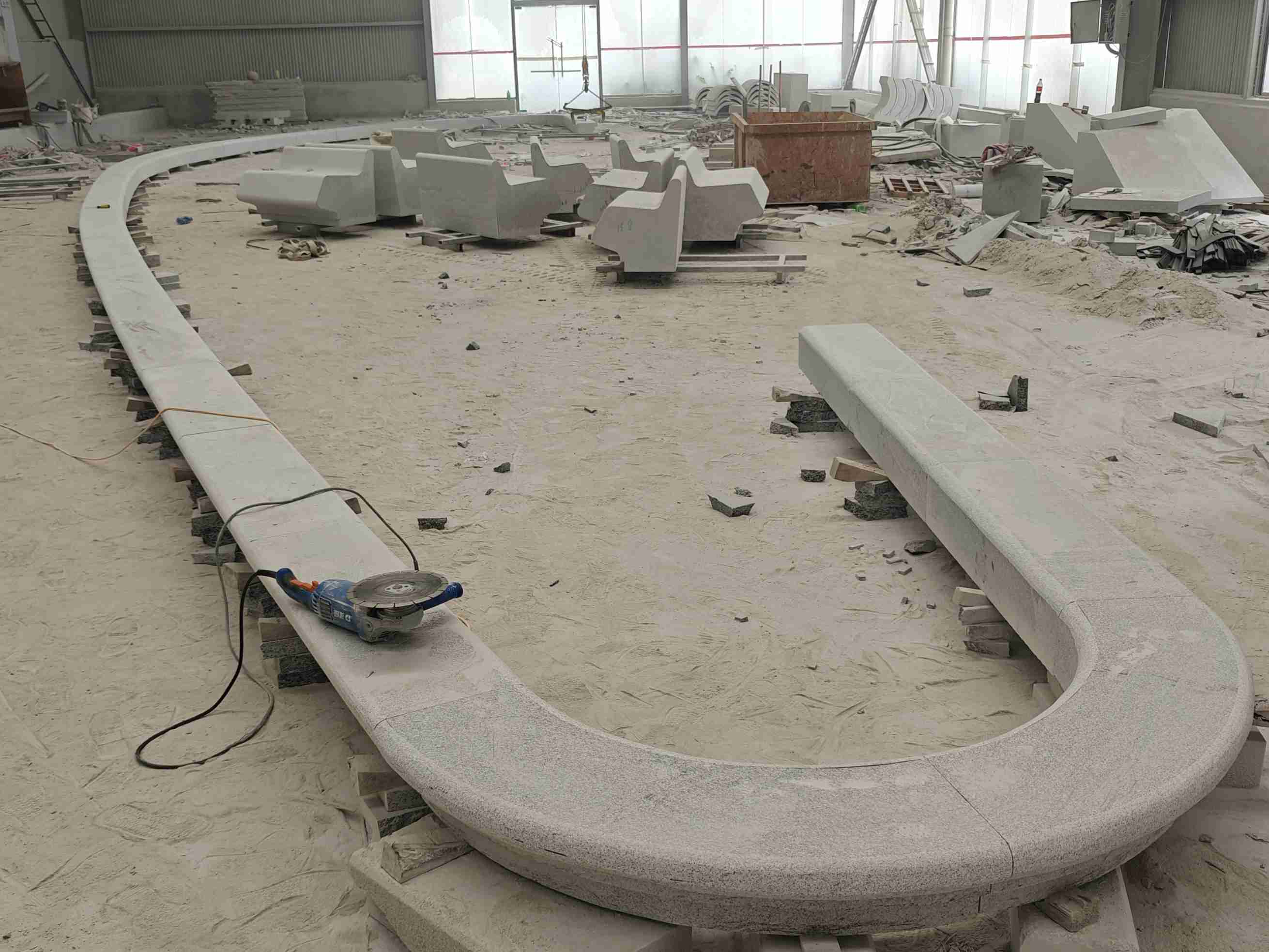 镇江 芝麻白花岗岩弧形花坛石，坐凳石