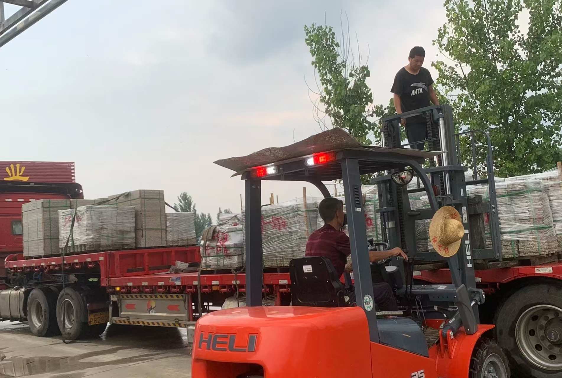 镇江 黄金麻冰裂纹，地铺石装车