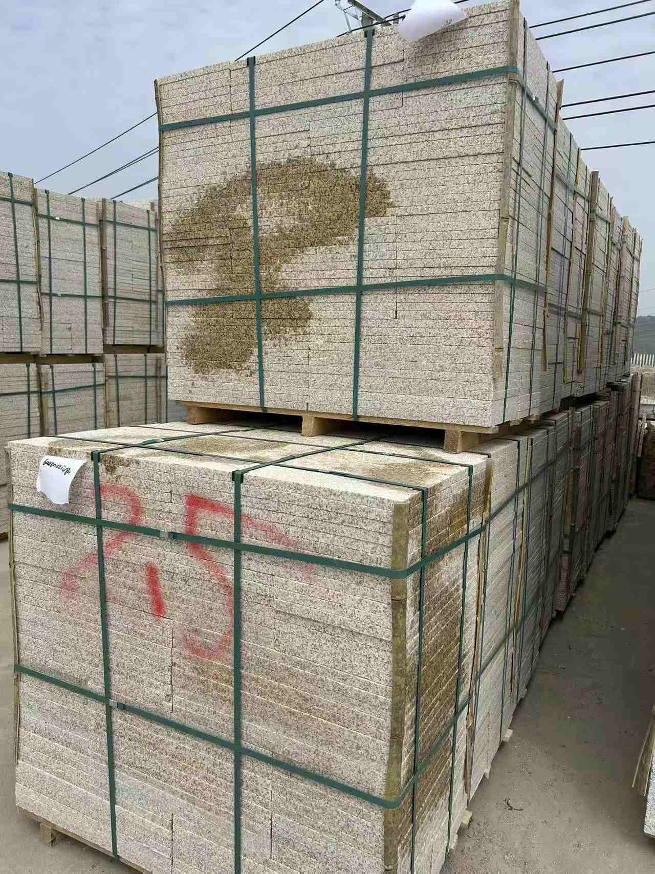 镇江 黄金麻花岗岩石材荔枝面地铺石2.5*300*600