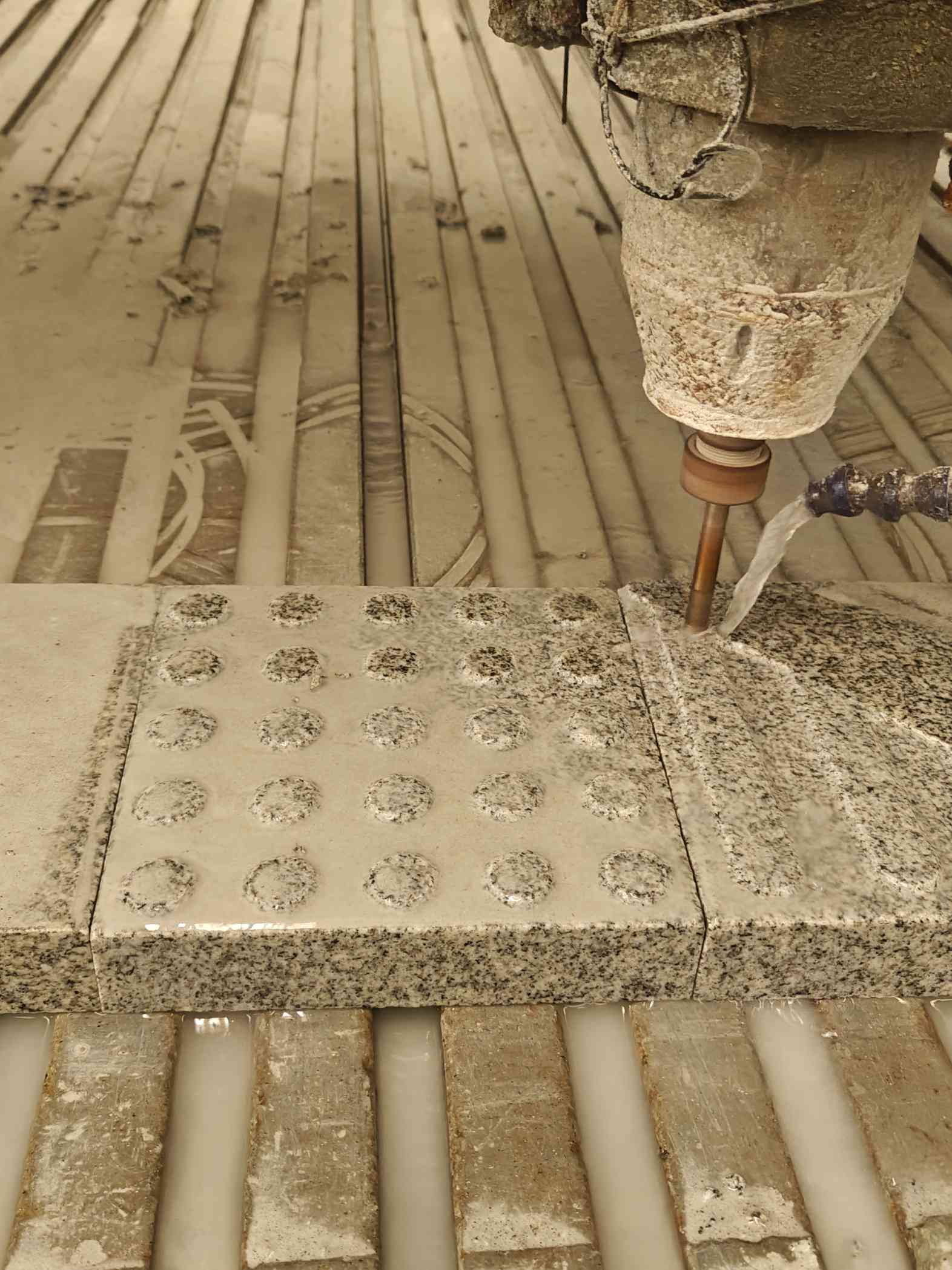 镇江 芝麻白花岗岩石材盲人石、盲道石、盲点石