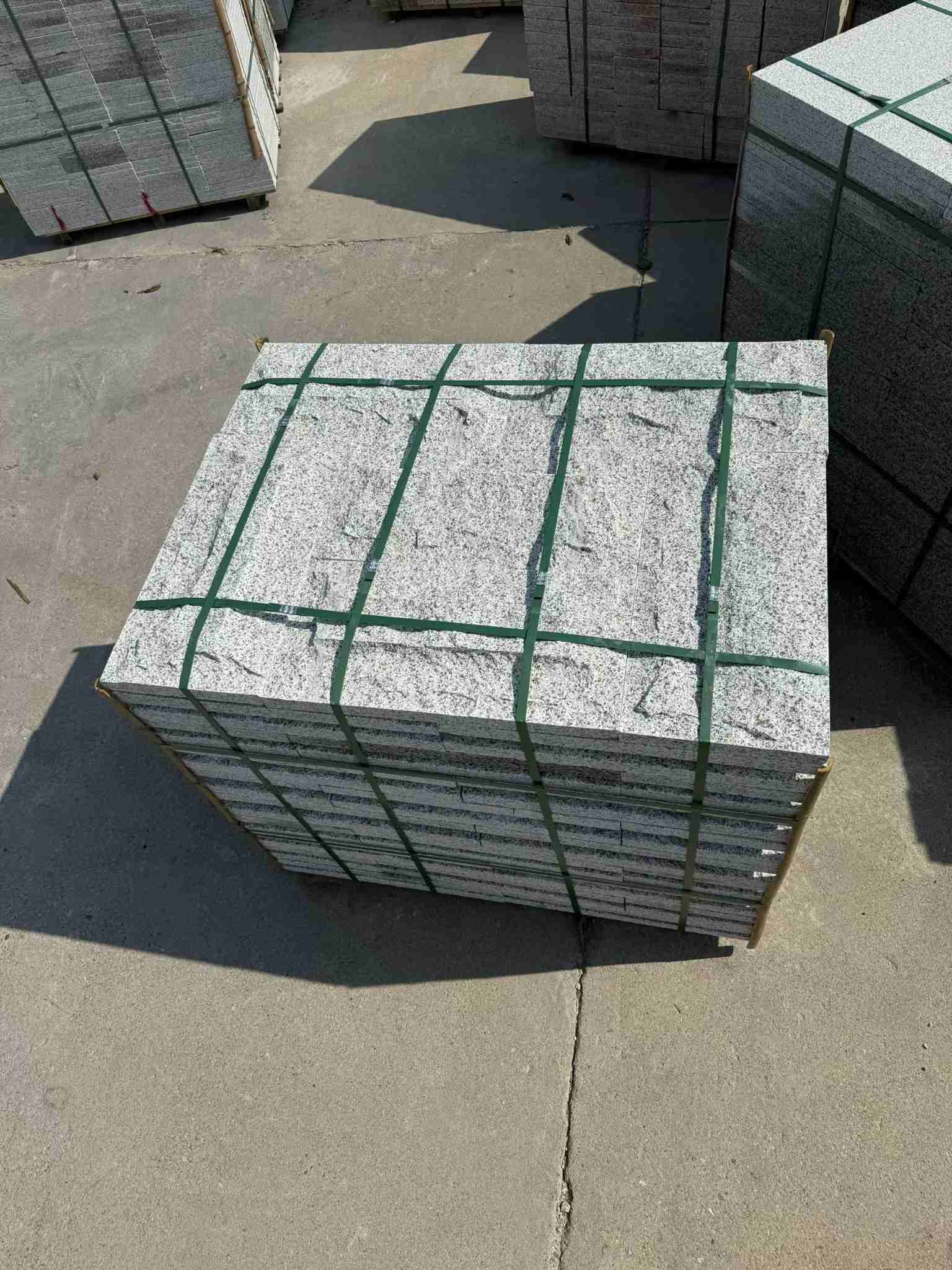 镇江 白麻花岗岩石材自然面蘑菇石成品