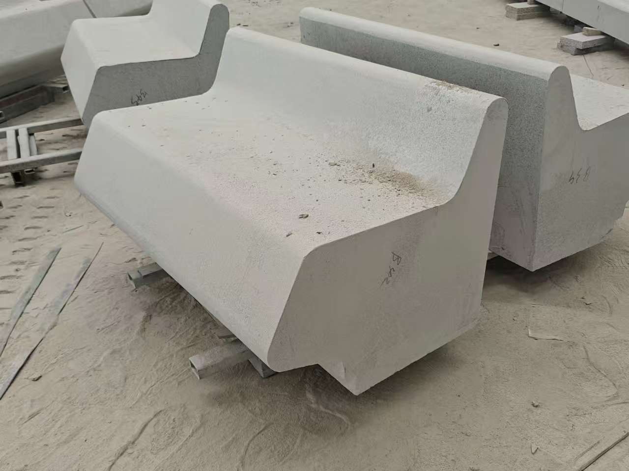 镇江 芝麻白花岗岩异形坐凳，石凳