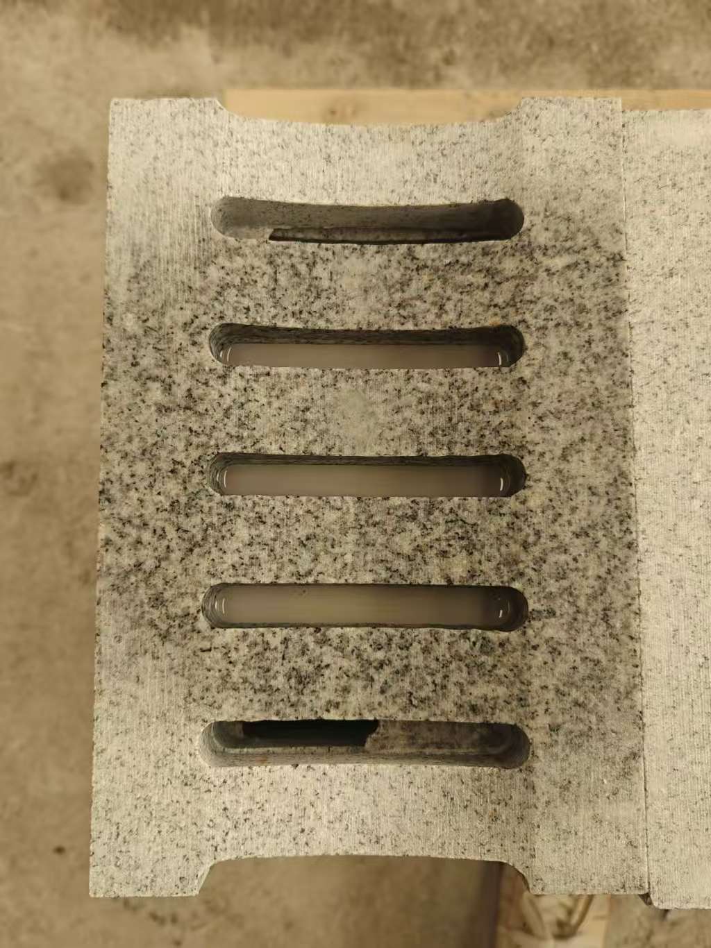 镇江 芝麻白拉丝面花岗岩U型开槽排水槽