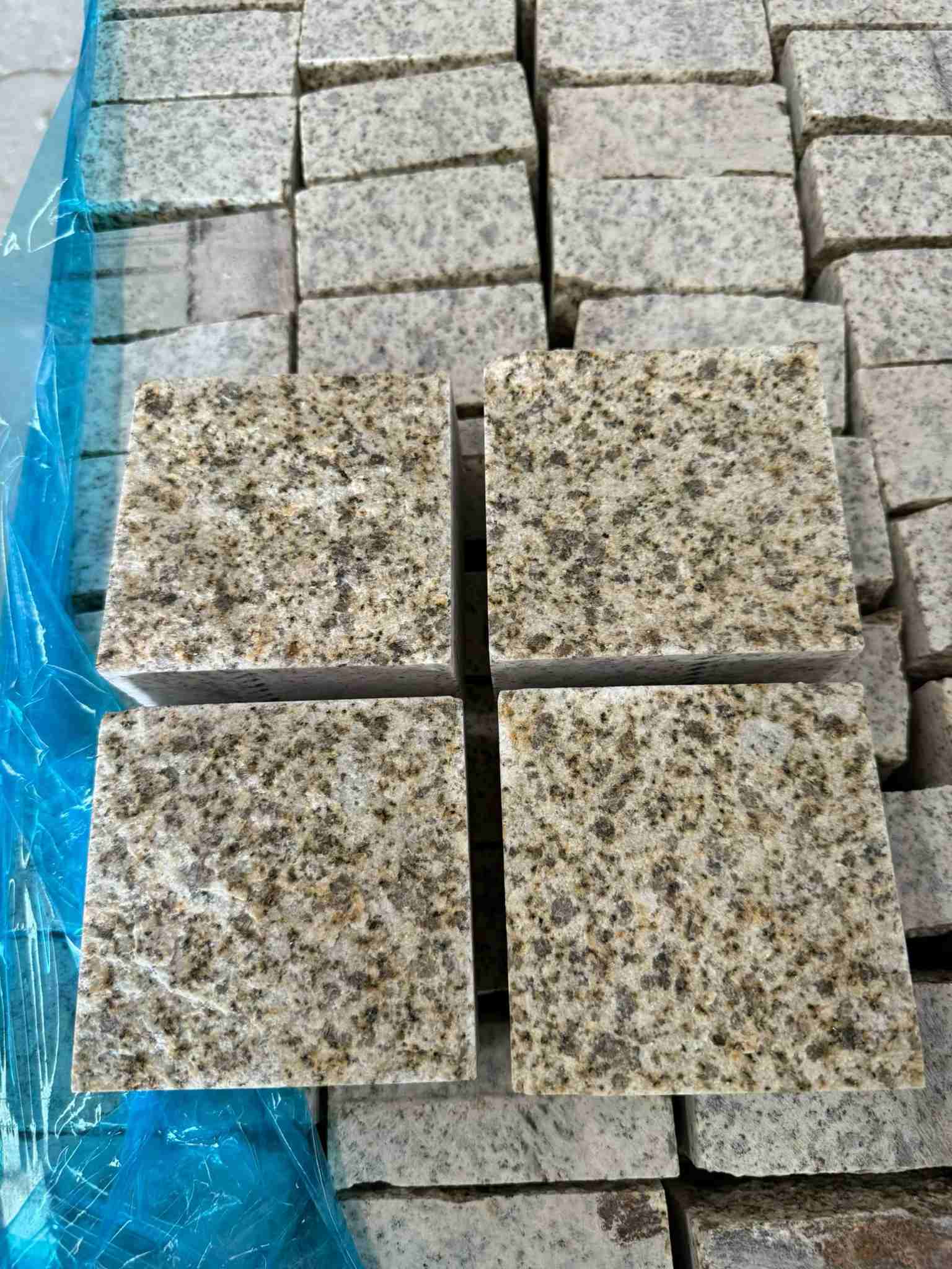 镇江 黄金麻花岗岩自然面小方块，弹石，马蹄石等