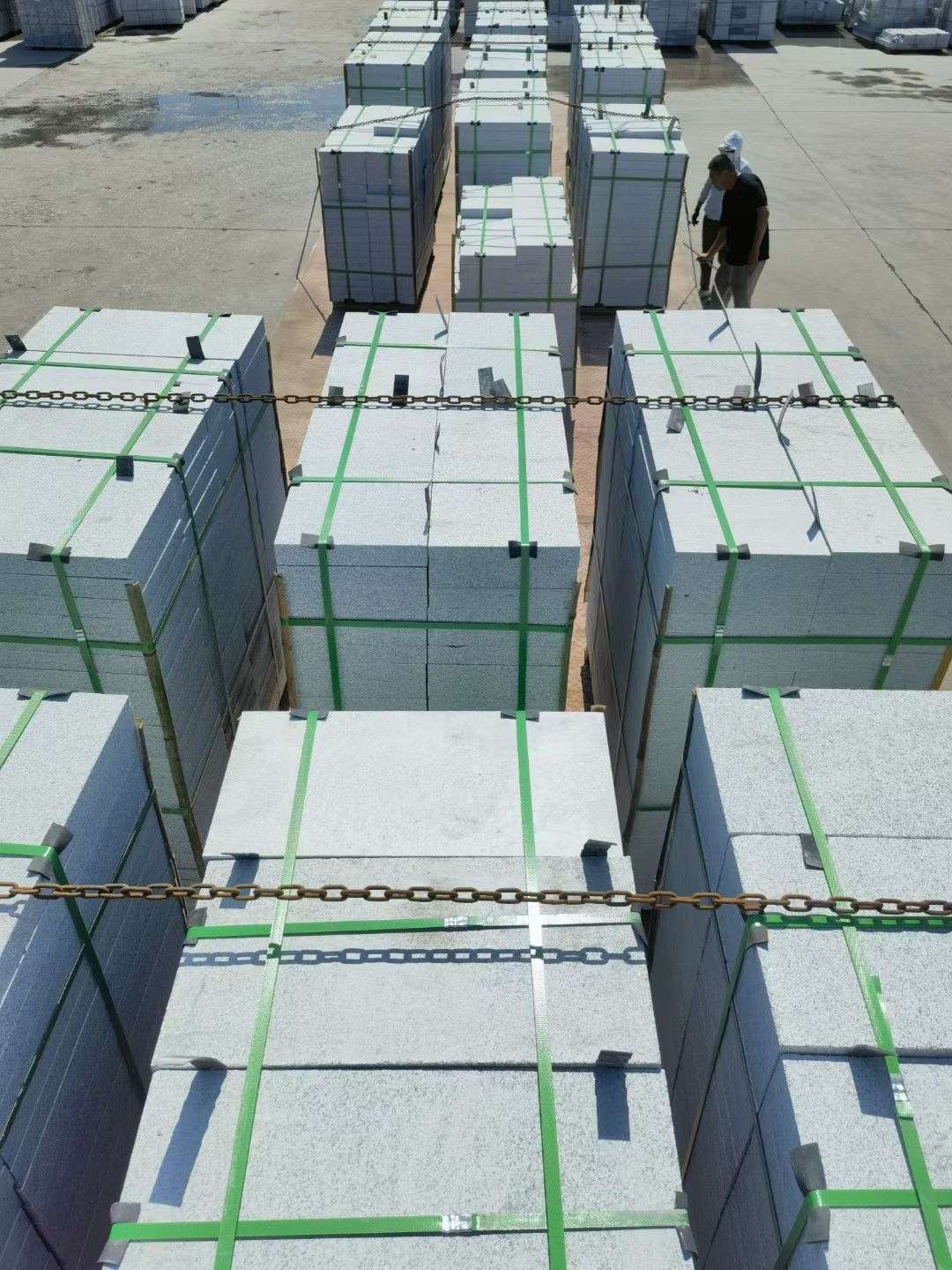 镇江 芝麻白花岗岩5公分地铺石 花岗岩厂家工厂装车日常