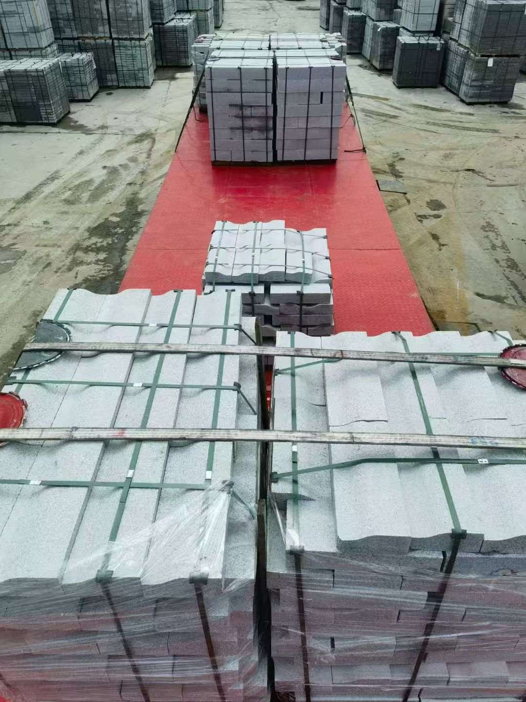 镇江 芝麻白仿形加直形路沿石出货日常