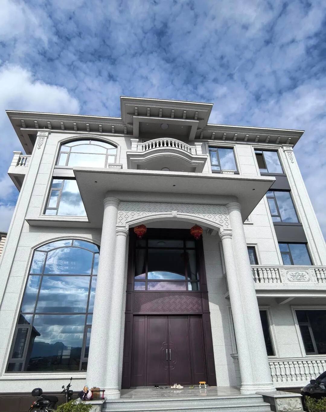 镇江白麻别墅外墙干挂石材效果示例