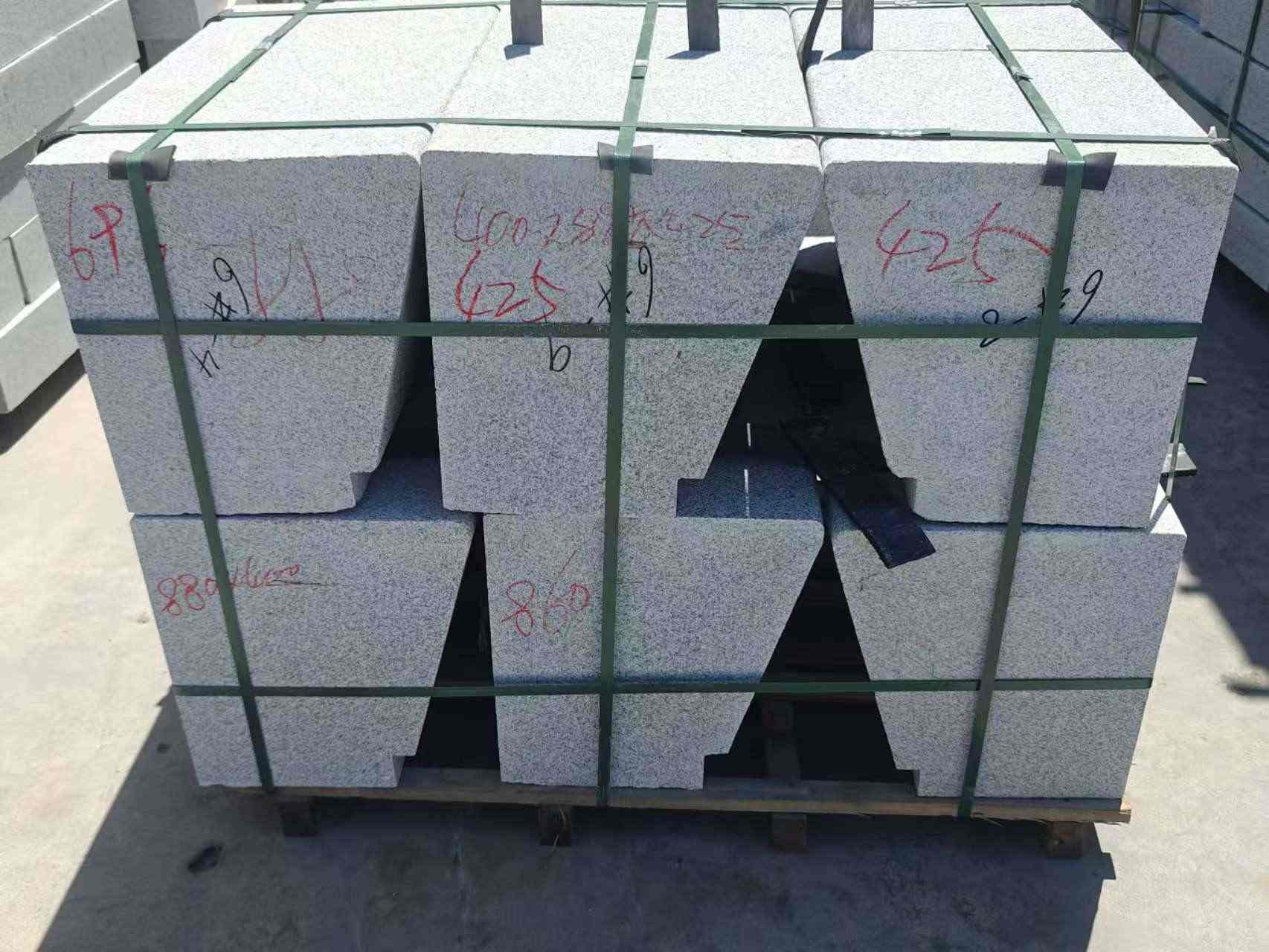 镇江 芝麻白异形坐凳，石凳