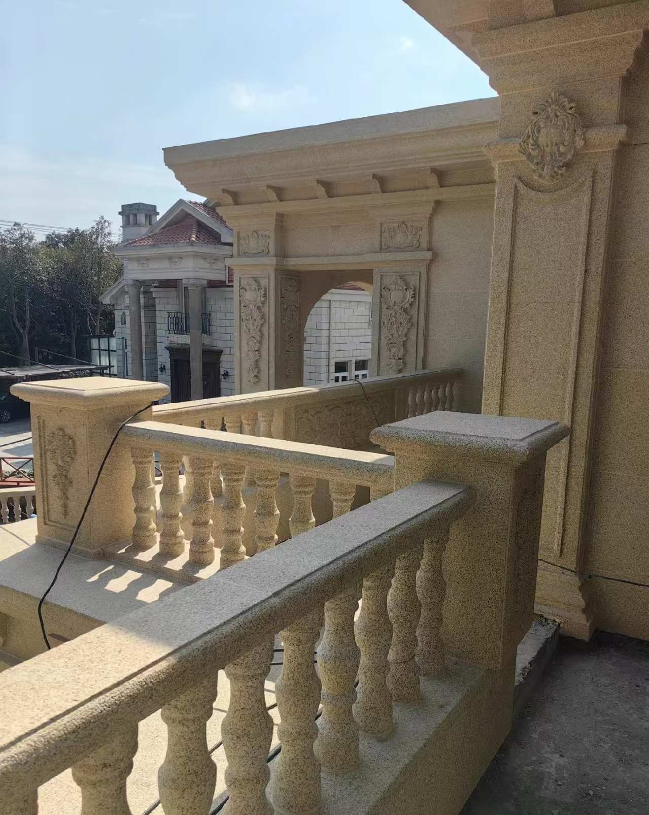 镇江 黄金麻别墅外墙干挂雕花配合阳台栏杆花瓶柱