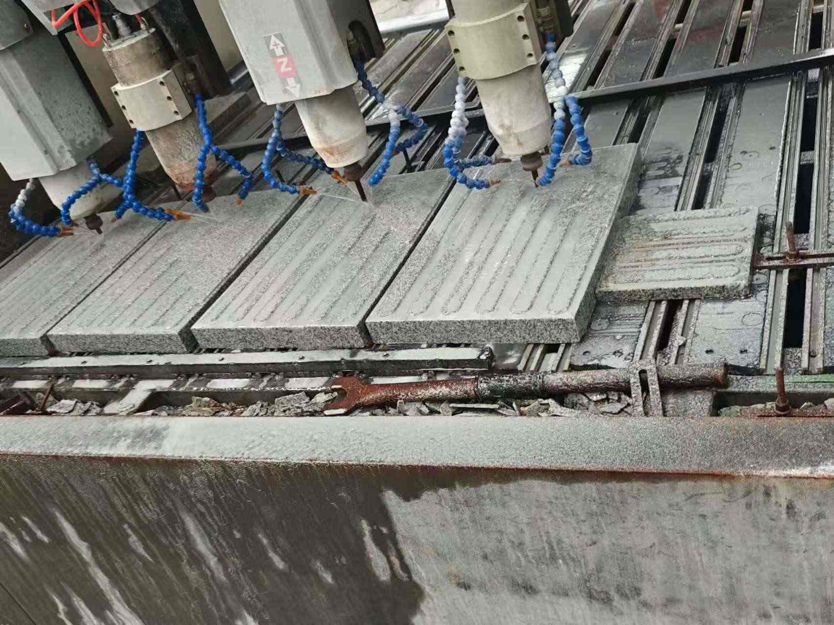 镇江 芝麻白花岗岩荔枝面盲道雕刻