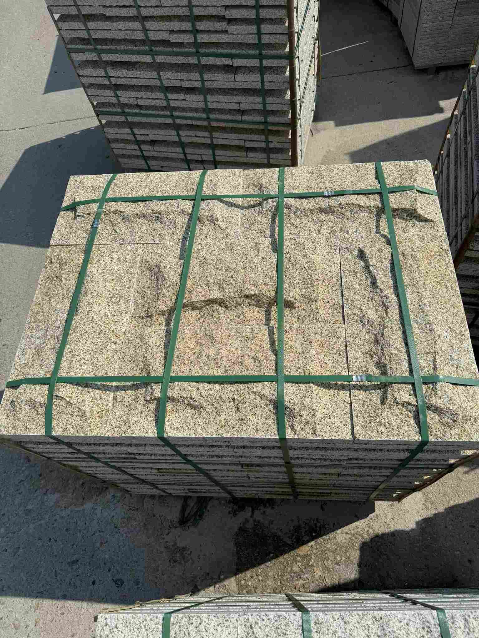 镇江 黄金麻花岗岩石材自然面蘑菇石成品