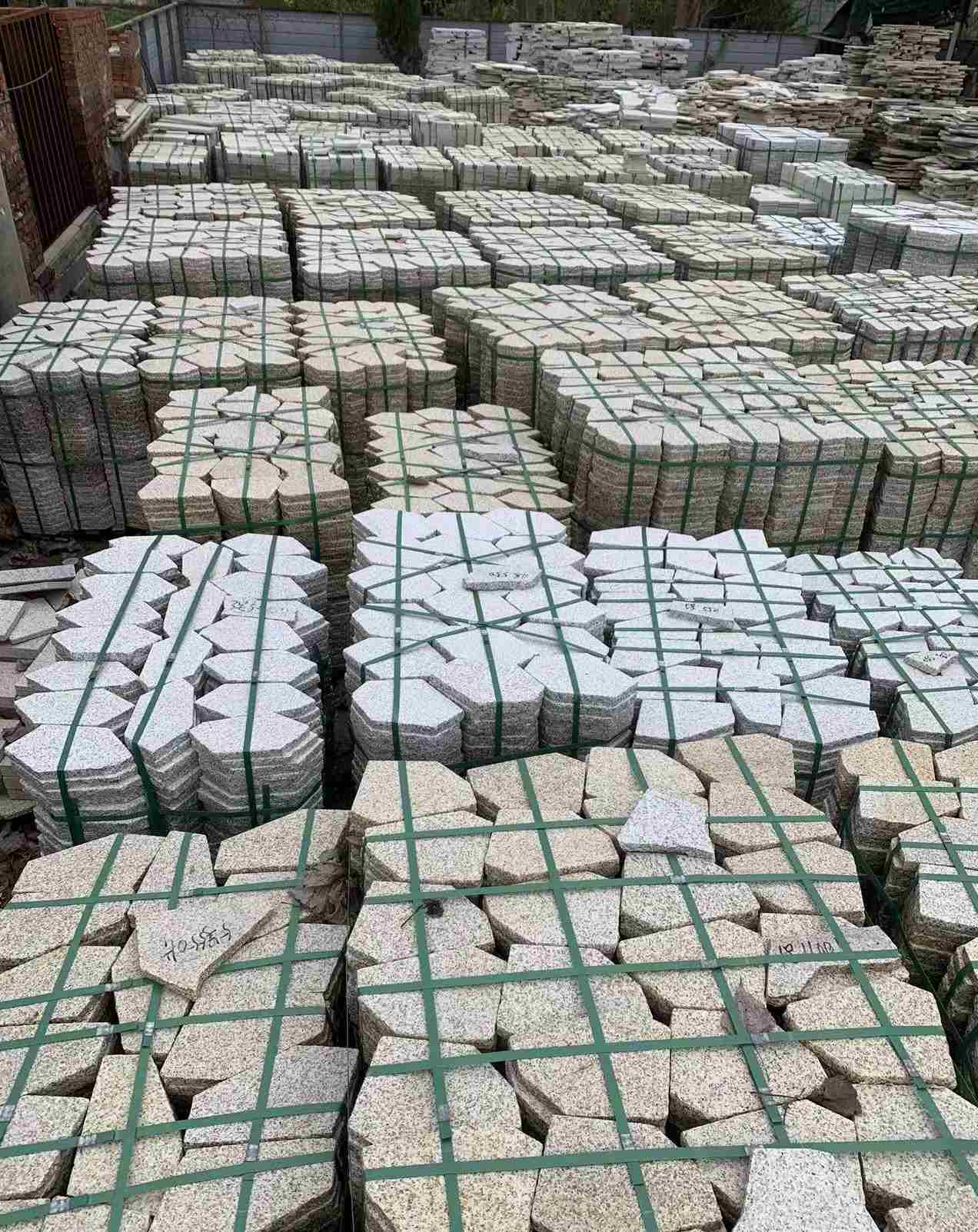 镇江 黄金麻白麻花岗岩荔枝面地铺石(冰裂纹)