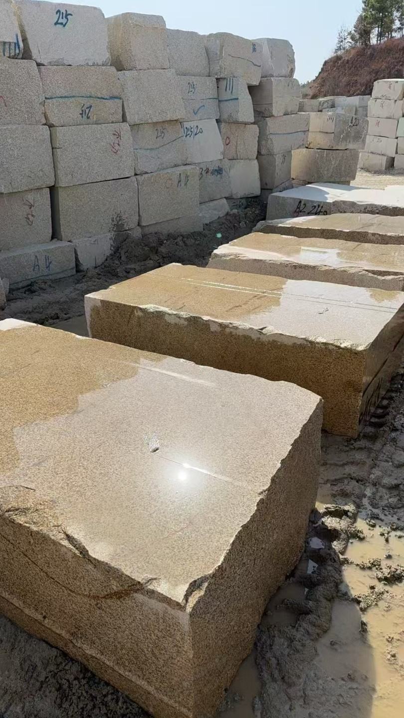 镇江 黄金麻方料堆场洗料分选中，原材料充足