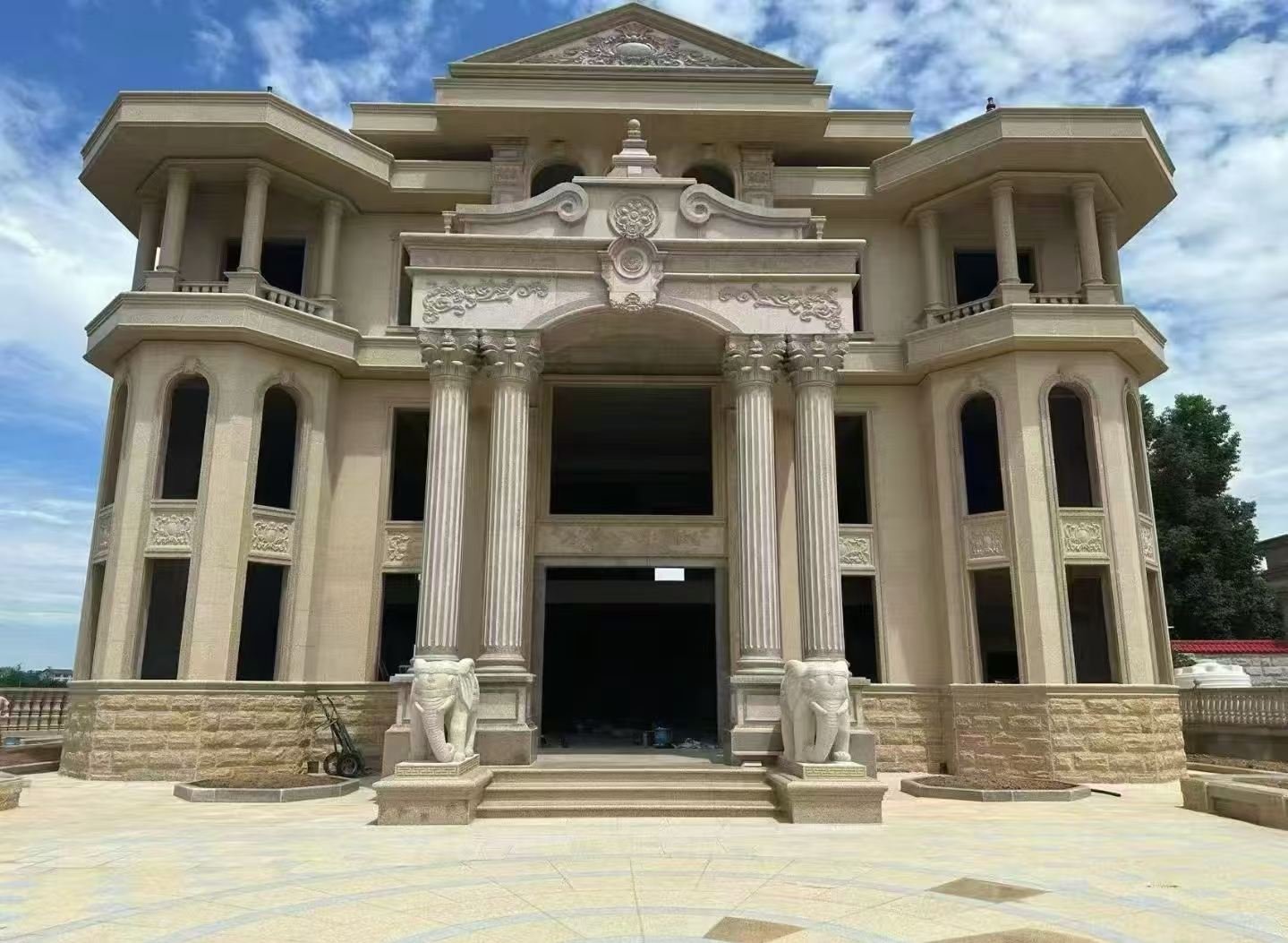 镇江 黄金麻别墅外墙干挂，大柱，大象，蘑菇石，雕花板