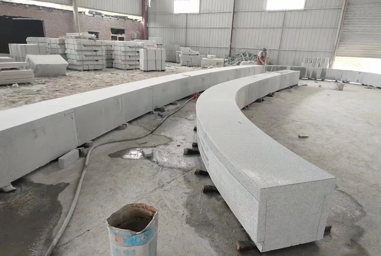 镇江芝麻白花岗岩石板材 园林光面弧形坐凳